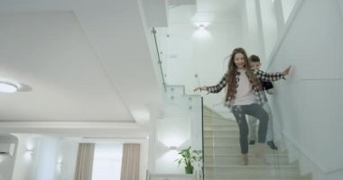 Sabah komik kardeş ve kardeşi merdivenlerden aşağı gitmek herkes onlar anne ve küçük kız kardeş tatlı birbirlerinin sarılmak gelmek için Günaydın söylemek