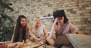 Arkadaşlar bayanlar ilk kez VR için kullanarak bir kız birlikte eğlenceli bir zaman harcama modern yatak odası grubunda o çok sanal dünya keşfetmek etkilendim. 4k