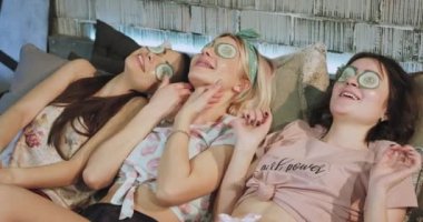 Akşam üç Bayan onlar yüzler için bir maske yapmak ve birlikte zaman zevk pijama evde bir spa rahatlatıcı zaman var. yavaş hareketler