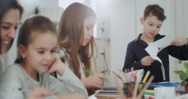 Güzel bir olgun anne portresi ve çocukları birlikte samimi ve güzel bir zaman harcama inanılmaz bir güneşli günde bir el sanatları zaman var.