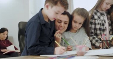 Modern ve ferah bir evde üç çocuk annesi ile iyi bir zaman okuldan sonra ev ödevi yaparken büyükanne kanepeüzerinde bir kitap okurken harcama. 4k