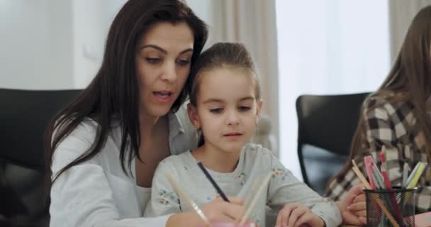 Ritratto di una madre matura attraente trascorrere del tempo con i suoi figli dopo la scuola che chiacchierano insieme circa il giorno, hanno un'atmosfera bella e amichevole — Video Stock