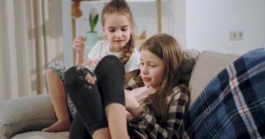 Okuldan sonra iki güzel kız akıllı telefon çok konsantre bir oyun oynarken birlikte eğlenceli bir zaman var.