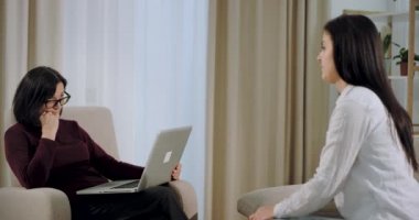 Depresif womna onu psikolog bir ziyaret var onun zihinsel sorunları hakkında söyler , kanepede otururken.
