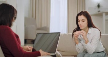 Psikolog hasta kadın o onun ruh sağlığı hakkında söyler ve üzgün bir yüz ile bir tedavi var , doktor sorunu hakkında bazı bilgiler onun not defterine yazarak