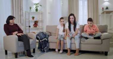 Aile hafta sonu birlikte anne ile üç çocuğu ile kamera önünde bir video oyunu oynarken Psp kullanarak çok hevesli ve konsantre anne oğlu ile oynarken büyükanne onlara bakıyor. 4k