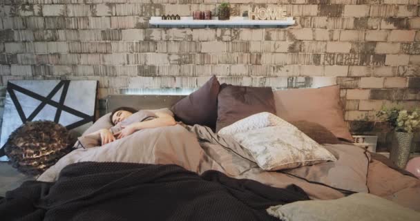 Ранковий час харизматична леді прокидається з гарним настроєм від її сучасного ліжка в красивій спальні в горищі, відчуваючи себе красиво і щасливо — стокове відео