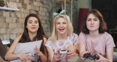 Kamera önünde çekici ladie yatak odasında pijama bir Playstation video oyunları oynarken , çok mutlu hissediyorum hevesli