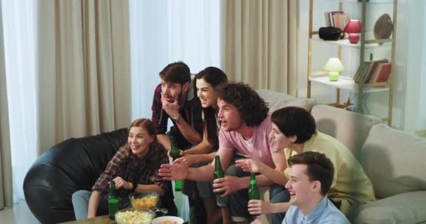 Grupo muy emocionado y atractivo de amigos multiétnicos celebrando la victoria de su equipo favorito gritando y aplaudiendo — Vídeos de Stock