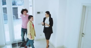 Güneşli bir günde mutlu çift o girişinden evi temsil eden bir emlakçı ile bir toplantı var çok hevesli çift etrafa bakıyor