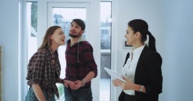 Modern ev emlakçı müşterisi ile eve girmek ve o evi temsil eden girişten