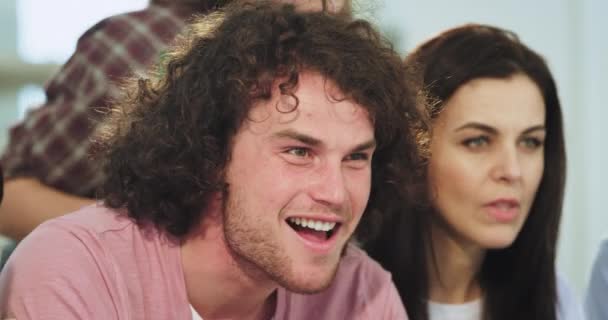 Retrato de um homem carismático com um grande sorriso cabelo encaracolado e speckle gritando enquanto assiste a um jogo de futebol e apoiar sua equipe favorita — Vídeo de Stock