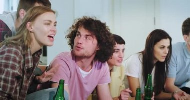 Evde çok etnik arkadaşlar tv önünde futbol maçı izlerken çok heyecanlı onların en iyi futbol takımının zaferini kutluyor çok karizmatik alkışlayarak el çırpma