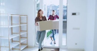 Karizmatik genç çift onlar büyük kutular tutan yeni bir modern eve hareket onlar eve gelmek çok heyecanlı , yeni evli çift büyük kutular ile eve ilk giriş var