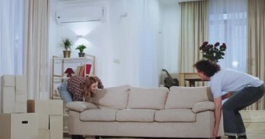 Büyük bir geniş oturma odasında karizmatik çift oturma odasında yeni bir evde zaman zevk taşıyan mutlu taşındı onlar kanepeye oturup bir mola var