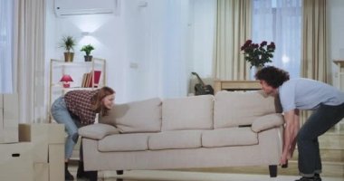 Kız arkadaşı ile çekici adam yeni bir dairede taşındı onlar heyecanla oturma odasının ortasında kanepe taşıyan bazı değişiklikler yapmak kanepeye oturup Tv izlemeye başlar.