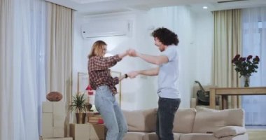 Dacing komik bir çift çok yeni bir evde zor bir hareketli gün sonra heyecanlı çok etkilendim ve bir evin yeni bir atmosferde birlikte zaman zevk