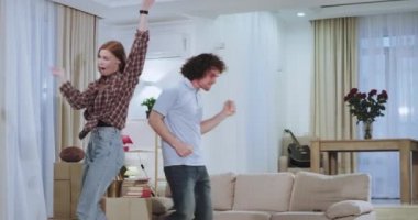 Büyük bir dairede çok çekici ve karizmatik bir çift dacing ve yeni bir evde zor bir hareketli günün ardından birlikte komik anlar var onlar çok bu evin heyecanlıyız