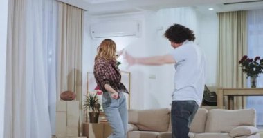 Yeni daire çift bir taşıma günü dacing sonra hareketli bir gün var ve yeni bir ev atmosferinde birlikte zaman zevk