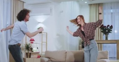 Güzel genç çift yeni bir ev dairede hareketli bir günün ardından oturma odasında dacing onlar mutlu ve heyecanlı duygu birlikte zaman zevk