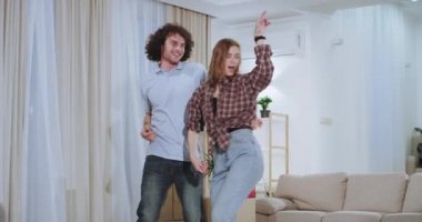 Karizmatik ve komik çift yeni bir evde zor bir hareket gün sonra onlar dacing ve yeni bir dairede mutlu hissediyorum