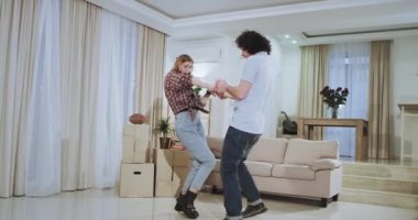 Yeni bir evde çok çekici bir çift dacing onlar birlikte mutlu ve çok zor bir hareket gün sonra heyecanlı duygu zaman zevk