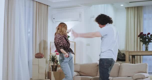 Nieuw appartement paar hebben een bewegende dag na een dag van de uitvoering dansen en genieten van de tijd samen in een nieuwe thuis sfeer — Stockvideo