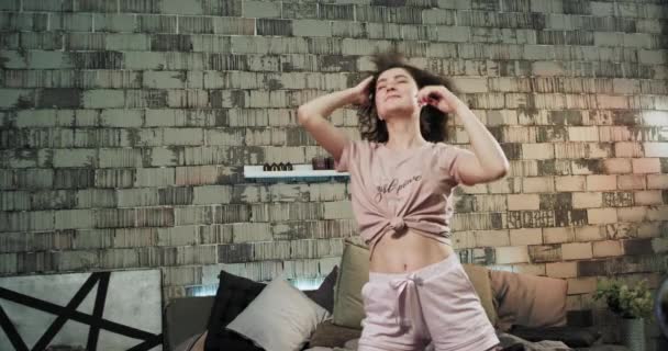 Sabah kısa saçlı Awesome bayan gitmek için hazırlanıyor ve bir saç kurutma makinesi kullanarak pijama giyen , ve komik i. yavaş hareketler hareketli . 4k — Stok video