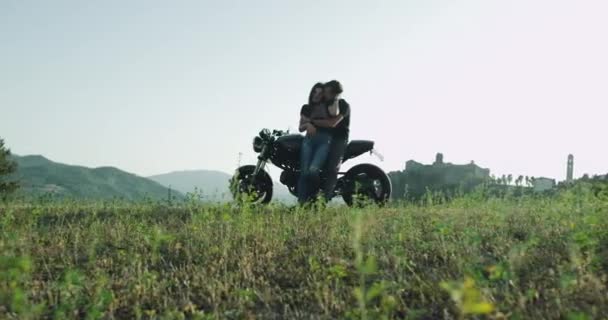 Young couple on the motorcycle stopped in amazing place with beautiful landscape view and enjoying the time together. — Stock Video