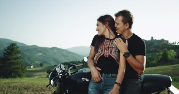 Karizmatik genç çift doğada inanılmaz bir yerde birlikte zaman zevk , bisiklet yanında — Stok video