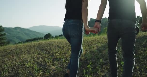 In een winderige zomertijd paar aangekomen met hun motorfiets in een geweldige plek met een prachtig landschap. — Stockvideo