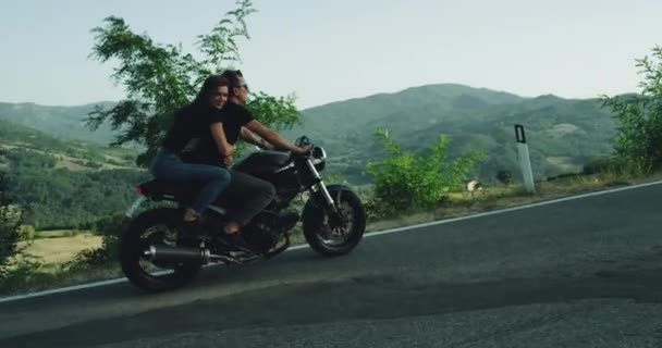 Romantisch jong stel een ritje op een grote motorfiets Bugatti monster in verbazingwekkende landschap op de snelweg. — Stockvideo