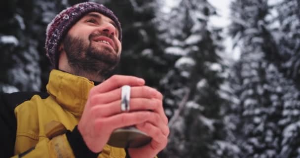 Feliz como un niño turista admirar toda la belleza del bosque nevado primer plano retrato, sosteniendo una taza de hierro con una bebida caliente en el interior — Vídeo de stock