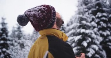 Turuncu ceketli karizmatik turist kurduğu yerden çok etkilendi, biraz çay içiyor ve meditasyon yapıyor.