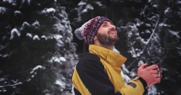 Šťastní turisté jsou ohromeni a spokojeni s místem, které založil uprostřed lesa, drží Železný pohár a zahřívá se tak, jak obdivuje — Stock video