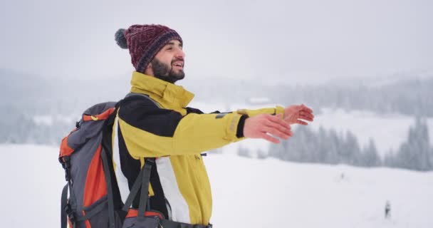 Carismático joven turista feliz e impresionado admirar toda la belleza alrededor, él está en la cima de la montaña — Vídeo de stock