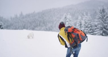 Sibirya'nın ortasında bir kış gününde bir turist karlı bir ormanın yanında büyük beyaz bir köpek buldu, onun büyük turuncu çanta ile köpeğe yürüyor