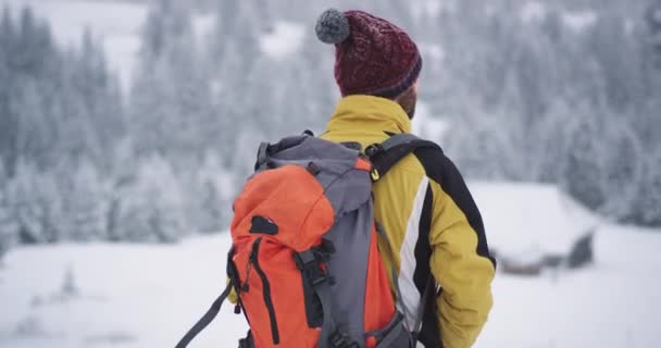 Jonge toerist reist alleen door de berg in de winter, hij verkent het landschap, mooie tijd, meditatie voor zichzelf — Stockvideo
