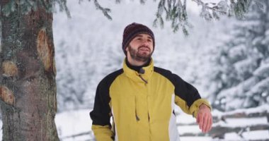 Portre mutlu turist o ağaca dokunan yer hayran ve an zevkli bir ağacın altında dağda inanılmaz bir yere geldi