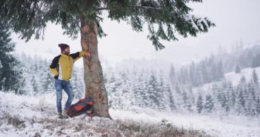 Dağın ortasında yalnız turist seyahat o s mola almak ve çevresindeki manzara hayran biraz durdu , sonra gezisine devam