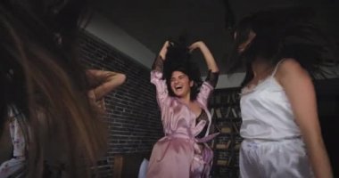 En iyi arkadaş bayan grubu pijama dans çok çekici ve modern bir stüdyo tasarımı evde bekarlığa veda partisi kutlayan mutlu hissediyorum