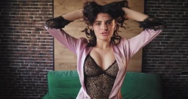 Pembe pijama pretty bayan çok büyük siyah gözleri ile karizmatik kameraya düz bakıyor ve iyi bir ruh hali ile sabah dans