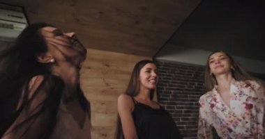 Pijama karizmatik bayanlar Grubu modern bir stüdyo daire dans ve büyük gülümseyerek birlikte sabah zevk büyük bir ruh hali var.