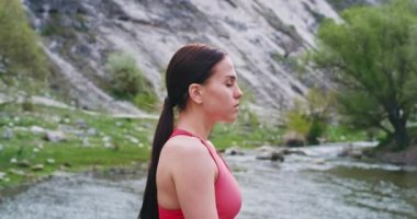 O sessizlik zevk ve bir yoga pratik nehir yanında doğanın meditasyon zaman ortasında güzel bir çekici bayan Portresi