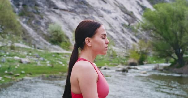 Retrato de uma bela senhora atraente no meio do tempo de meditação da natureza ao lado do rio, ela desfrutando do silêncio e praticando um ioga — Vídeo de Stock