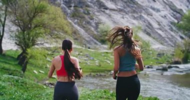 Doğada bir spor giyim iki genç kadın biraz temiz hava almak ve etrafında görünümü zevk ise onların egzersiz egzersizleri başlamak için hazır olsun