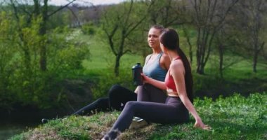 Çekici iki bayan onlar sohbet ve bir mola zaman var güzel bir yerde doğada sert bir egzersiz egzersizleri sonra birlikte zaman zevk