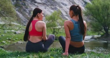 Rahatlatıcı bir zaman alırken birlikte zaman zevk inanılmaz manzara yerde doğada sert bir egzersiz egzersizleri sonra bir spor güzel bayanlar