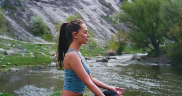 Doğada yoga zamanı bayanlar mat duygu rahat ve inanılmaz manzaralı güzel bir yerde konsantre meditasyon zaman var — Stok video