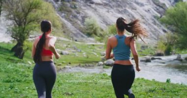 Onlar birlikte egzersiz yapıyor fit bir vücut ile doğada inanılmaz manzara ortasında çalışan bayanlar, sağlıklı bir yaşam tarzı var